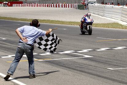 Jorge Lorenzo cruza la línea de meta en primer lugar.