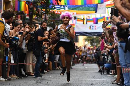 Un participante durante la carrera de tacones, el pasado jueves.