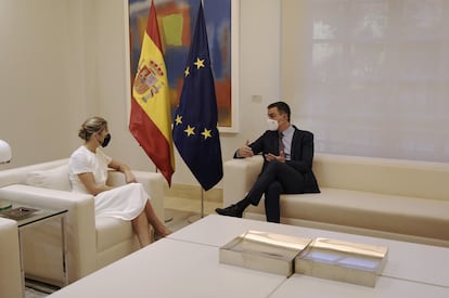 La vicepresidenta segunda, Yolanda Díaz y el presidente del Gobierno, Pedro Sánchez, durante la reunión del Consejo de Ministros extraordinario, en La Moncloa, el 7 de octubre.