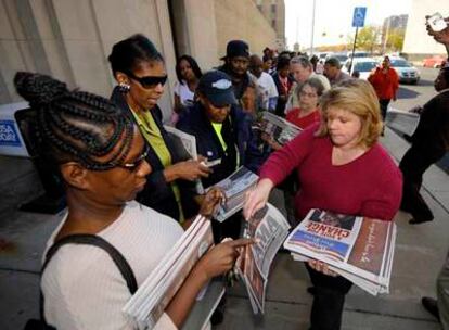Varios ciudadanos compran el miércoles en la sede de The Detroit News ejemplares de una edición extra.