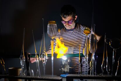Alex Añó Frohlich, de Alexfrosum, artesano del vidrio, en su taller estudio del barrio de Sants de Barcelona.