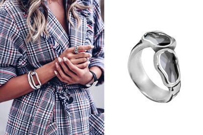 Anillos Premium. Sí, los anillitos finitos pueden ser un recurso perfecto para dar un toque a los looks de diario. Pero cuando se trata de crear un estilismo impactante y más sofisticado, la clave está en elegir un anillo statement. Nos quedamos con este de UNOde50.