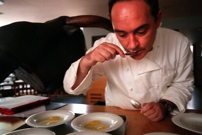 14/08/2003. Adrià prueba una crema de melón en elBulli.