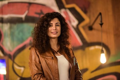 Yumana Haddad, candidata al Parlamento libanés durante la entrevista en un café de Beirut