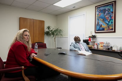 Marlean Ames, con su abogado, Edward Gilbert, fotografiados este mes en Akron (Ohio).