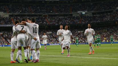 Los jugadores del Madrid celebran un gol de Ronaldo