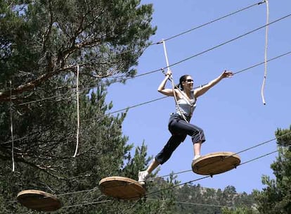 Uno de los juegos del parque de aventura De Pino a Pino, en la Barranca de Navacerrada.