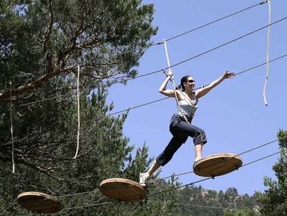 Uno de los juegos del parque de aventura De Pino a Pino, en la Barranca de Navacerrada.