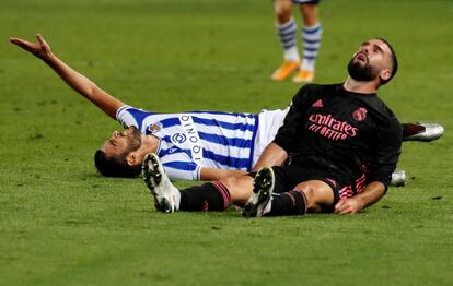 Carvajal (d) Merino se duelen durante el Real Sociedad-Real Madrid.