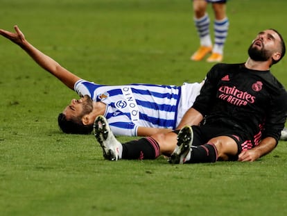 Carvajal (d) Merino se duelen durante el Real Sociedad-Real Madrid.