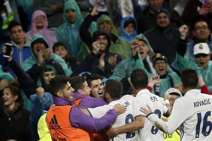 Los jugadores madridistas celebran el gol de Morata.