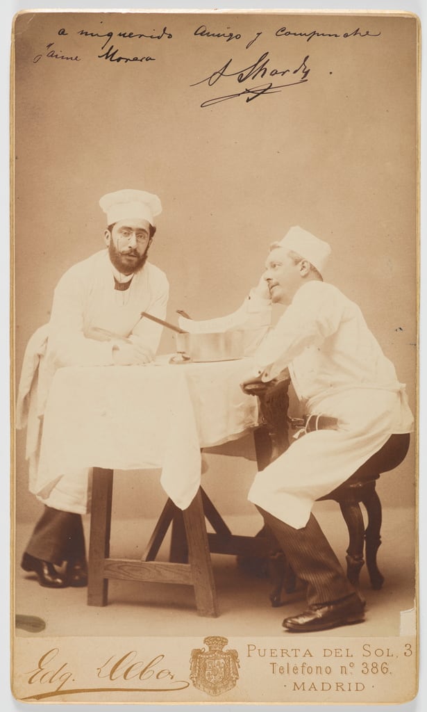 'Los pintores Jaime Morera y Agustín Lhardy como cocineros' (hacia 1880, tarjeta París), de Edgardo Debas.