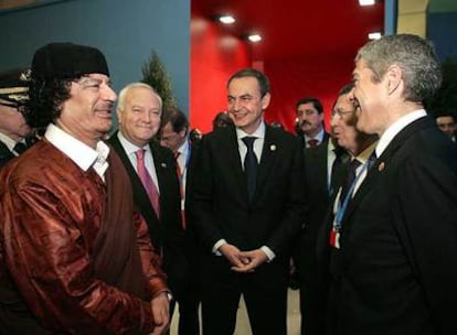 Muammar el Gaddafi conversa con José Sócrates en presencia de Miguel Ángel Moratinos y José Luis Rodríguez Zapatero.