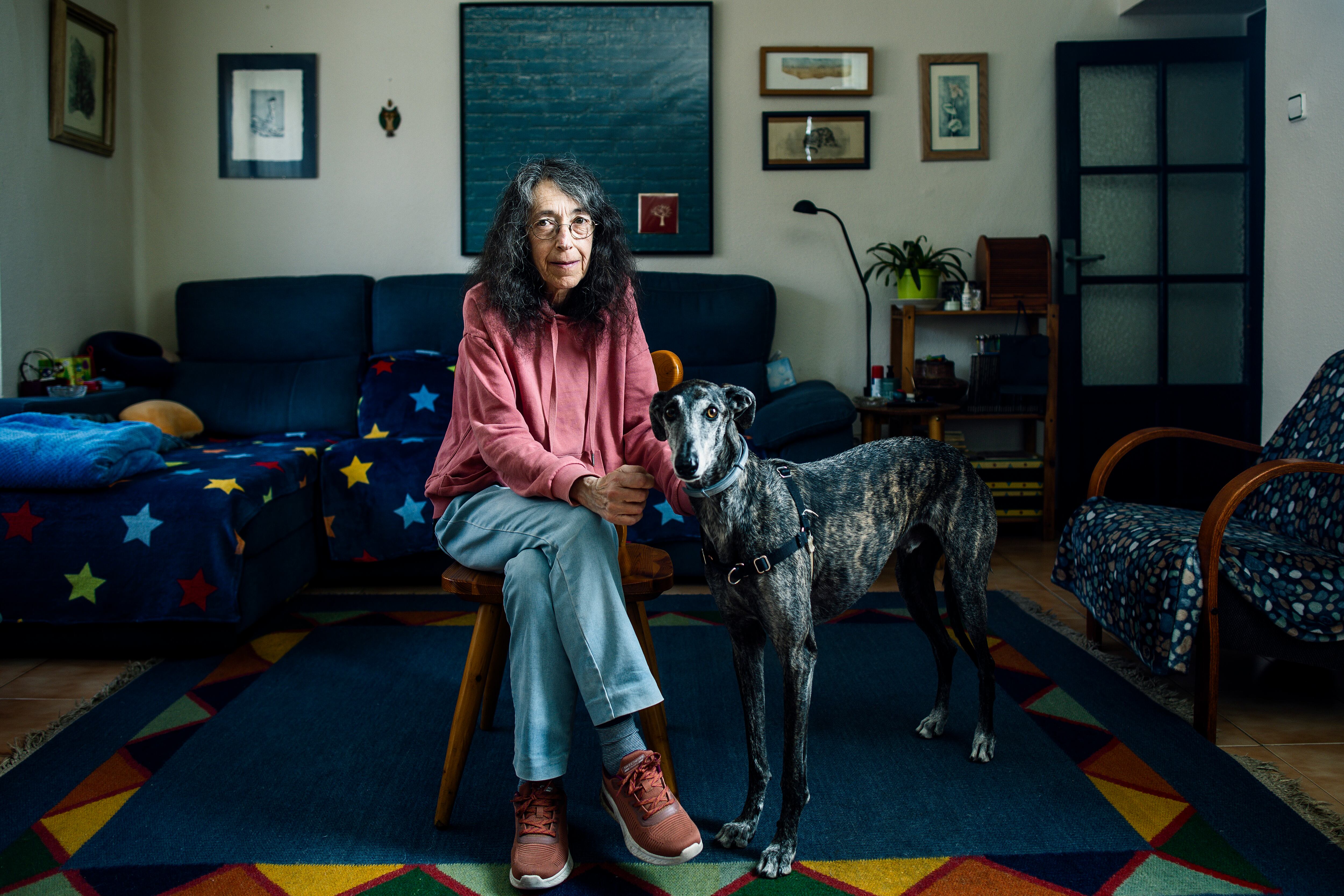 Mercedes y Leteo, el perro de su amiga y compañera de piso, María Antonia, que había solicitado la eutanasia, en su casa en Salamanca.