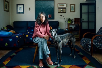 Mercedes y Leteo, el perro de su amiga y compañera de piso, María Antonia, que había solicitado la eutanasia, en su casa en Salamanca.