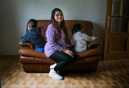 María Camila Moncada, madre de dos niños pequeños, este viernes en su casa de Alcorcón.