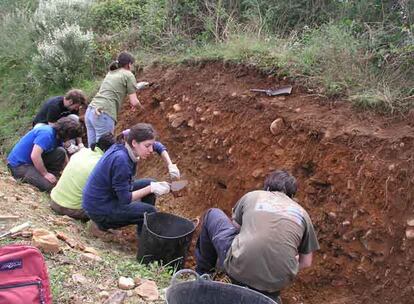 Miembros del equipo de investigación, durante las prospecciones al aire libre que se realizaron en Monforte la pasada primavera.