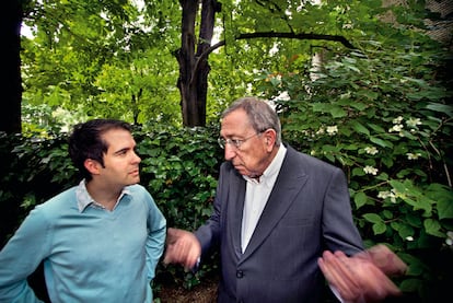 Los arquitectos Andrés Jaque (a la izquierda) y Juan Navarro Baldebeg repasan detalles de cómo son nuestras ciudades
y nuestras casas y cómo afectan a la manera de vivir.