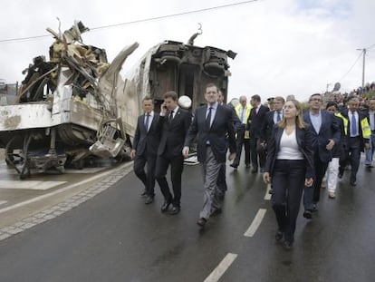 Rajoy, al día siguiente del accidente, acompañado por Alberto Núñez Feijóo y Ana Pastor.