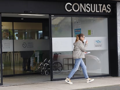 Una mujer se quita la mascarilla al salir del Hospital Álvaro Cunqueiro de Vigo, en 10 de enero de 2024.