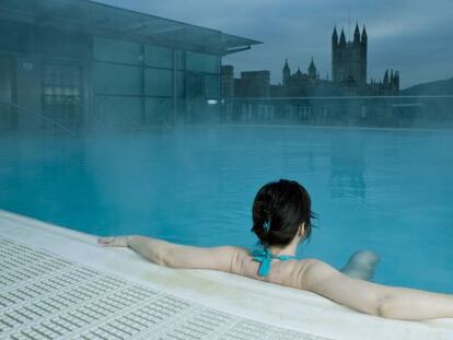 Piscina exterior del Thermae Bath Spa, en la ciudad de Bath (Reino Unido).  