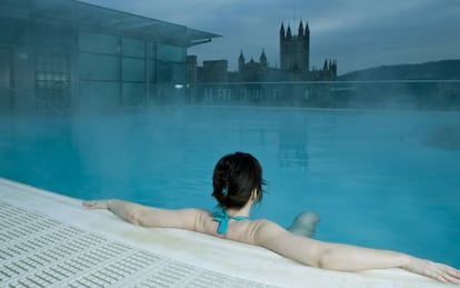 Piscina exterior del Thermae Bath Spa, en la ciudad de Bath (Reino Unido).
