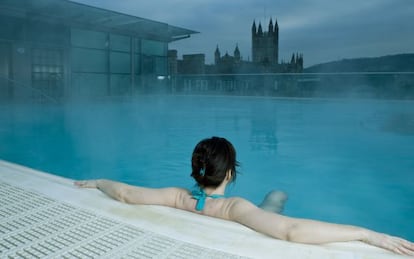 Piscina exterior del Thermae Bath Spa, en la ciudad de Bath (Reino Unido).  