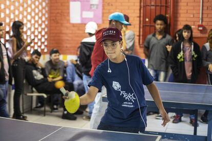 En los descansos juega al ping-pong, siempre con los cascos puestos.