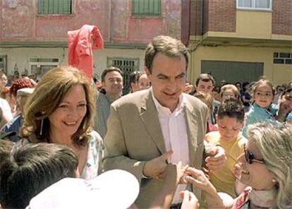 Rodríguez Zapatero recorre ayer las calles de Ponferrada (León), junto a la candidata a la alcaldía, Charo Velasco.