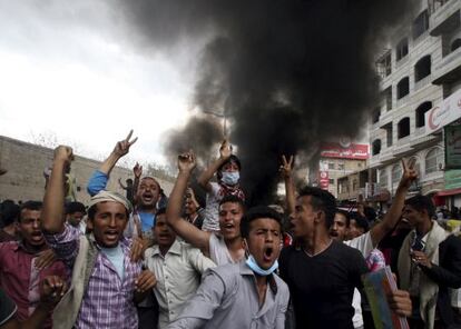 Protestas contra los Huthi en la ciudad de Taiz, este lunes.