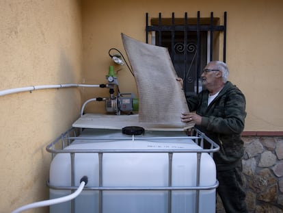 En la imagen, Antonio Parralejo, vecino de Can Ros (Cabrera d'Anoia) junto al depósito de agua que se ha instalado para evitar los cortes.