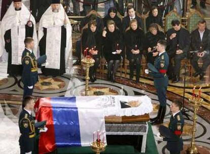 La capilla ardiente de Boris Yeltsin, instalada en la Catedral de Cristo Salvador de Moscú.