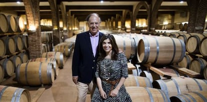 Carlos Falc&oacute;, marqu&eacute;s de Gri&ntilde;&oacute;n, y su hija Xandra, en su bodega de la finca Dominio de Valdepusa.