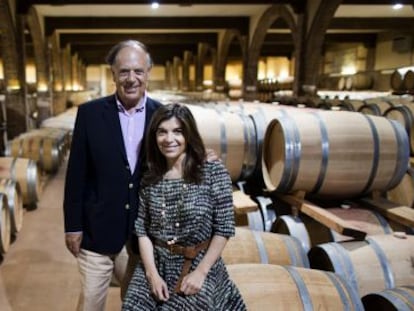 Carlos Falc&oacute;, marqu&eacute;s de Gri&ntilde;&oacute;n, y su hija Xandra, en su bodega de la finca Dominio de Valdepusa.