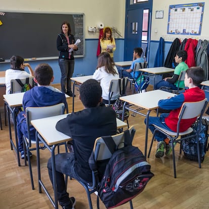 GRA010. MADRID, 11/05/2016.- Alumnos del Colegio Palacio Valdés de Madrid momentos antes de comenzar la prueba final de sexto de Primaria que, según establece la Lomce, será corregida por profesores externos a los centros para garantizar la objetividad, y que ha suscitado numerosas críticas. A pesar de la polémica, el Ministerio de Educación defiende la necesidad de esta prueba de carácter diagnóstico, cuya nota no condiciona el paso del alumno a la ESO, con el argumento de que es la tendencia mayoritaria en los países de la OCDE y que sus resultados señalarán los objetivos comunes a cumplir en el sistema educativo español. EFE/Emilio Naranjo