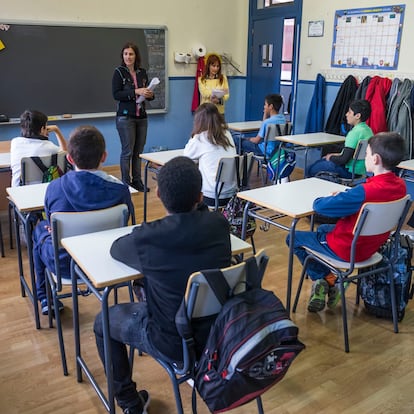 GRA010. MADRID, 11/05/2016.- Alumnos del Colegio Palacio Valdés de Madrid momentos antes de comenzar la prueba final de sexto de Primaria que, según establece la Lomce, será corregida por profesores externos a los centros para garantizar la objetividad, y que ha suscitado numerosas críticas. A pesar de la polémica, el Ministerio de Educación defiende la necesidad de esta prueba de carácter diagnóstico, cuya nota no condiciona el paso del alumno a la ESO, con el argumento de que es la tendencia mayoritaria en los países de la OCDE y que sus resultados señalarán los objetivos comunes a cumplir en el sistema educativo español. EFE/Emilio Naranjo
