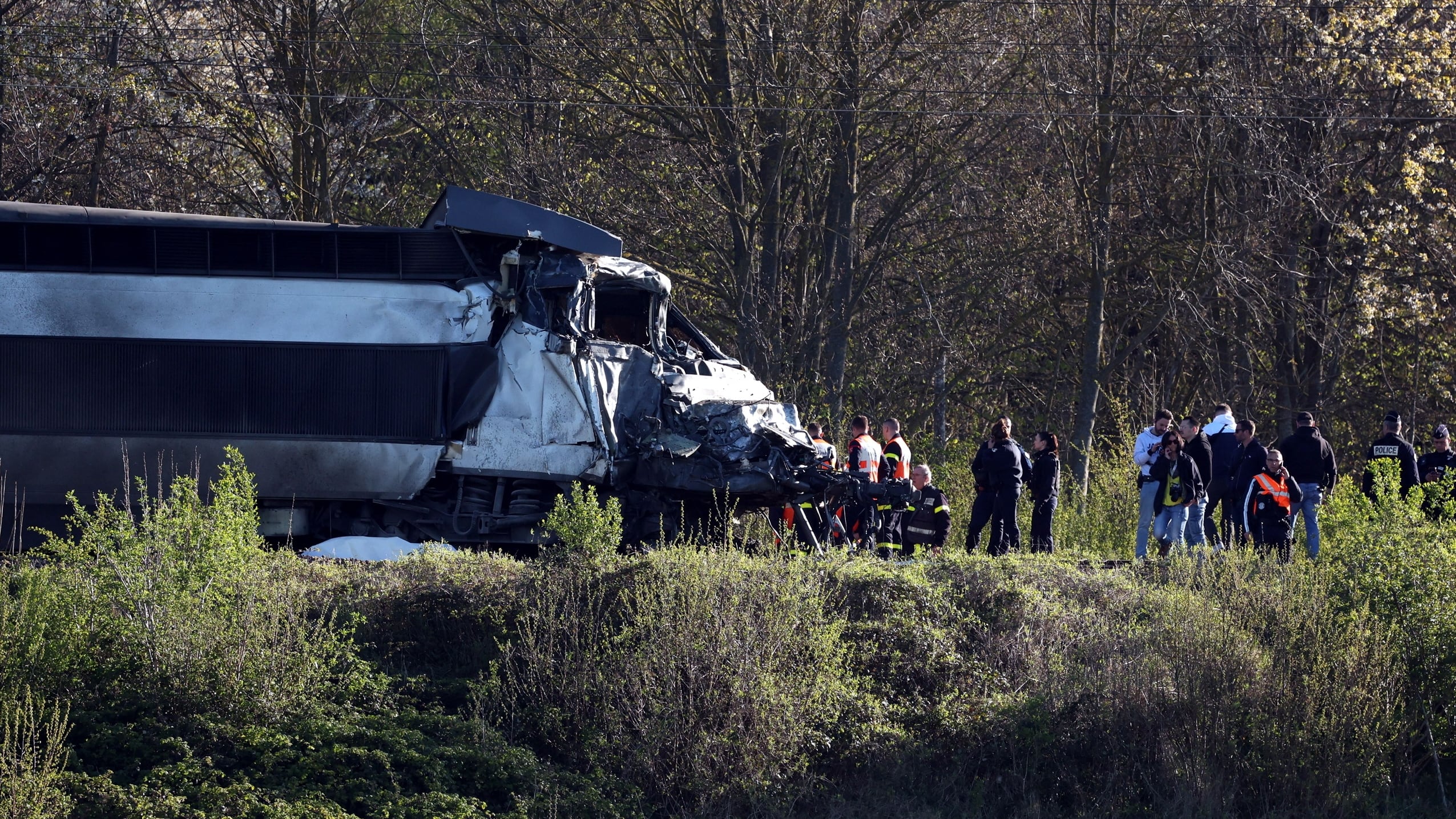 Al menos un muerto y una quincena de heridos en la colisión de un tren de alta velocidad con un camión militar en Francia