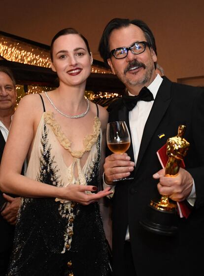 La actriz noruega Renate Reinsve, en Governors Ball junto al editor Joe Walker, quien sujeta su Oscar a la mejor edición por Dune. Ella va de Louis Vuitton.