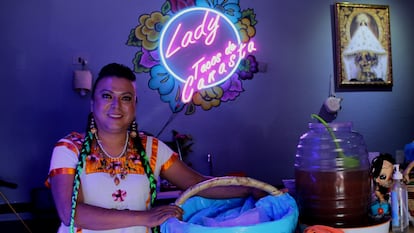 Francisco Marven, mejor conocida como Lady Tacos de Canasta, sostiene un cesto con su producto dentro de su local en el centro de Ciudad de México.