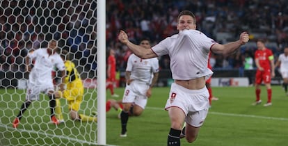 Gameiro celebra el primer gol del Sevilla.