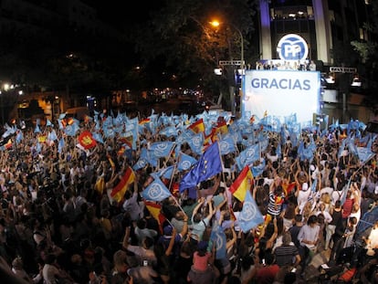 El presidente del Gobierno en funciones y l&iacute;der del PP, Mariano Rajoy, y dirigentes del partido comparecen ante sus simpatizantes tras su triunfo el 26J.