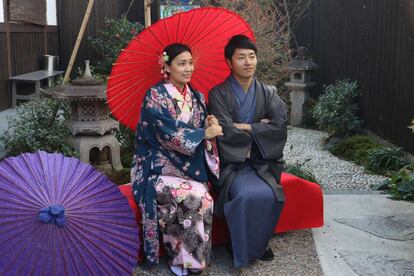 Una pareja, en un jardín en Kioto.