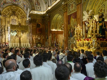 La Macarena y el Jesús de La Sentencia, dentro de la Basílica tras anularse la procesión por las lluvias intensas que se esperaban en Sevilla durante gran parte de la noche de Jueves Santo del año pasado.