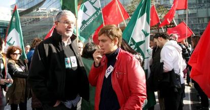 Adolfo Muñoz y Ainhoa Etxaide hablan durante la movilización de Osakidetza.