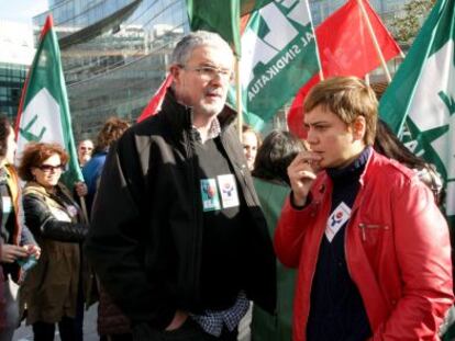 Adolfo Muñoz y Ainhoa Etxaide hablan durante la movilización de Osakidetza.