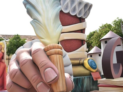 Falla instalada en el centro de la ciudad de Alcalá.