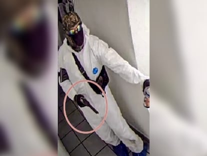 Un asaltante es captado por las cámaras de seguridad de un banco en el centro histórico de la Ciudad de México.