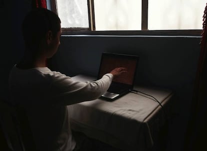 Un hombre frente a una computadora en una imagen de archivo.