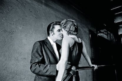 Elvis y su admiradora Barbara Gray en la famosa foto de ‘El beso’.