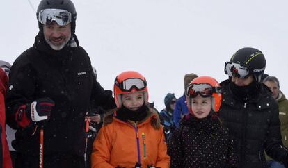 Los Reyes, Felipe y Letizia, acompañados por sus hijas, la Princesa Leonor y la Infanta Sofía, en las pistas de Astún, en el término municipal de Jaca (Huesca).